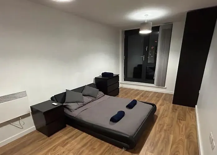 2 Bed Apartment Close To Station With Parking