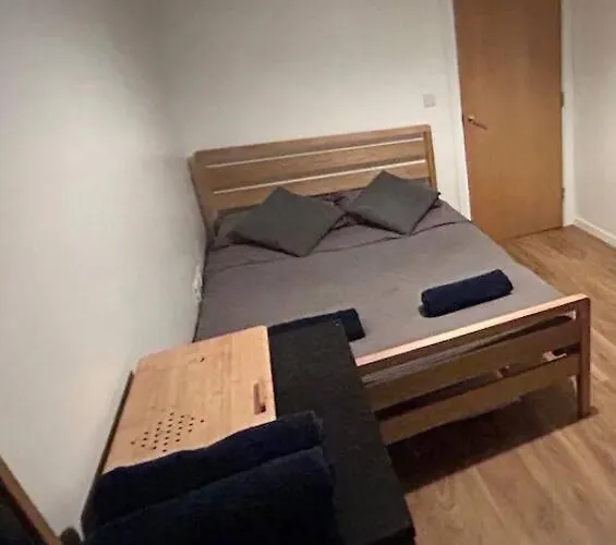 2 Bed Apartment Close To Station With Parking