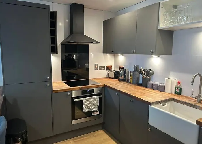 2 Bed Apartment Close To Station With Parking